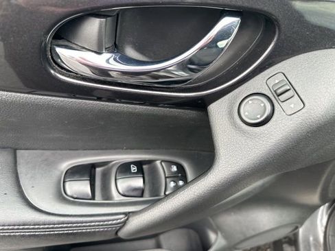 Used 2018 Nissan Rogue SV image 15