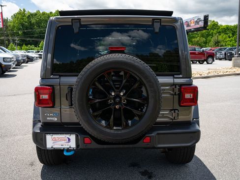 Used 2022 Jeep Wrangler Unlimited Sahara w/ Cold Weather Group AWD/4WD image 8