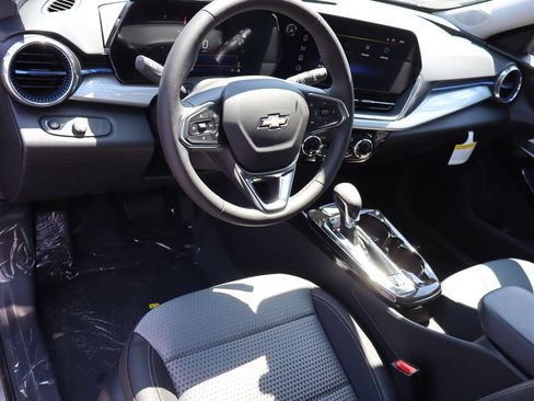 New 2026 Chevrolet Trax LT w/ LT Convenience Package FWD image 6
