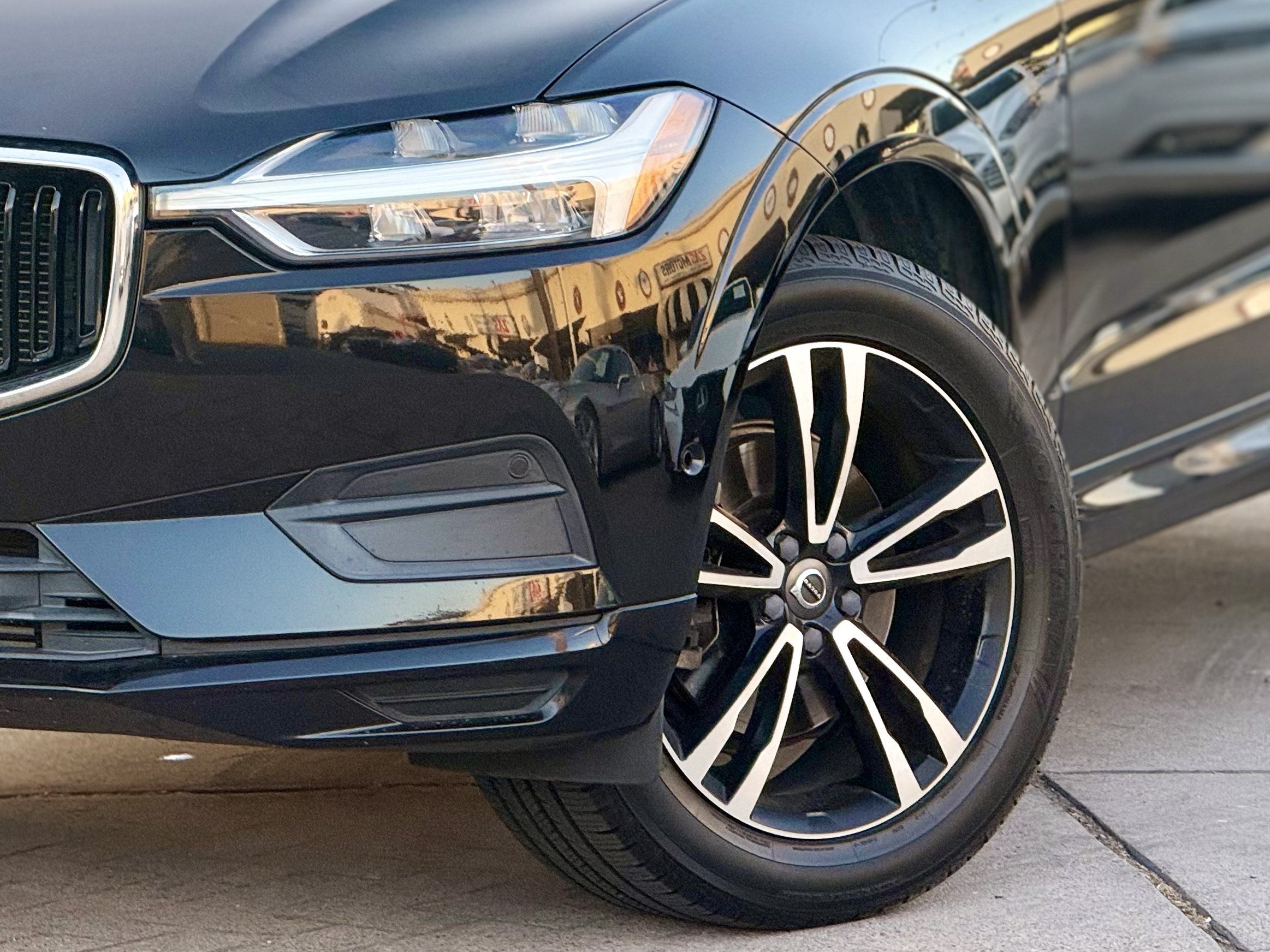 Used 2018 Volvo XC60 T5 Momentum w/ Convenience Package AWD/4WD image 6