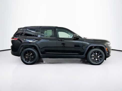 Used 2025 Jeep Grand Cherokee Altitude image 10