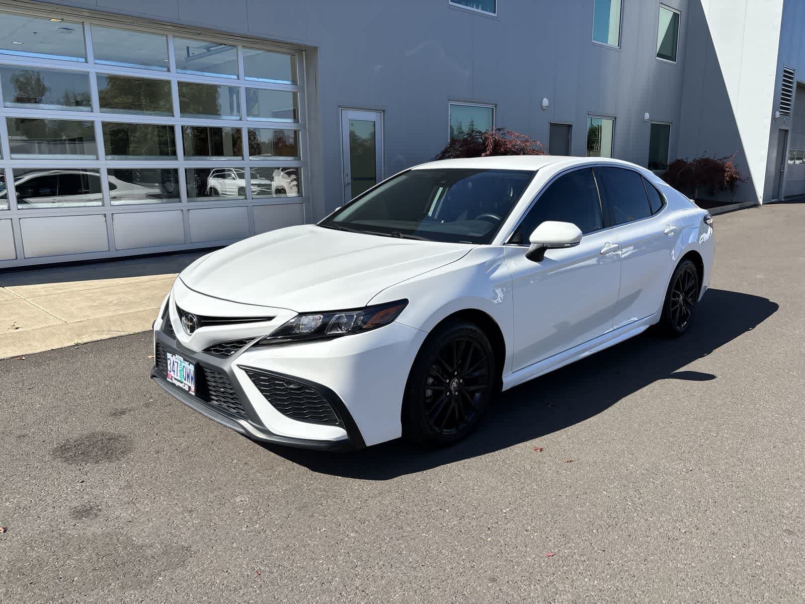 Used 2024 Toyota Camry SE FWD image 1