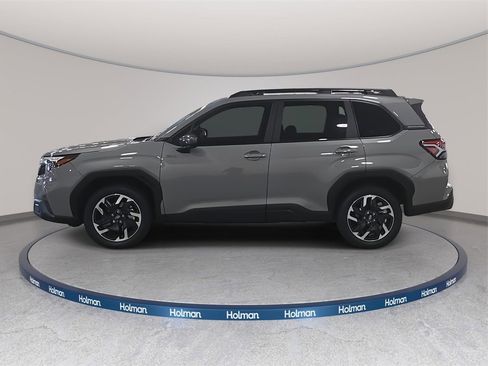 Used 2025 Subaru Forester Premium image 9