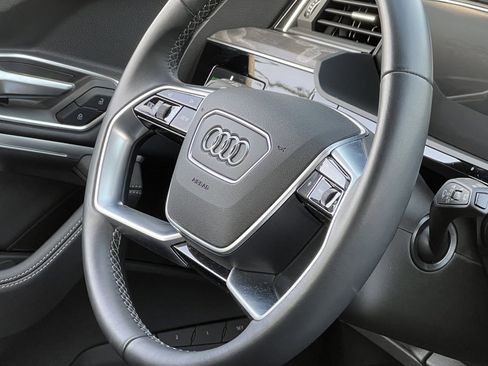 Used 2023 Audi e-tron Premium Plus w/ Premium Plus Package image 32