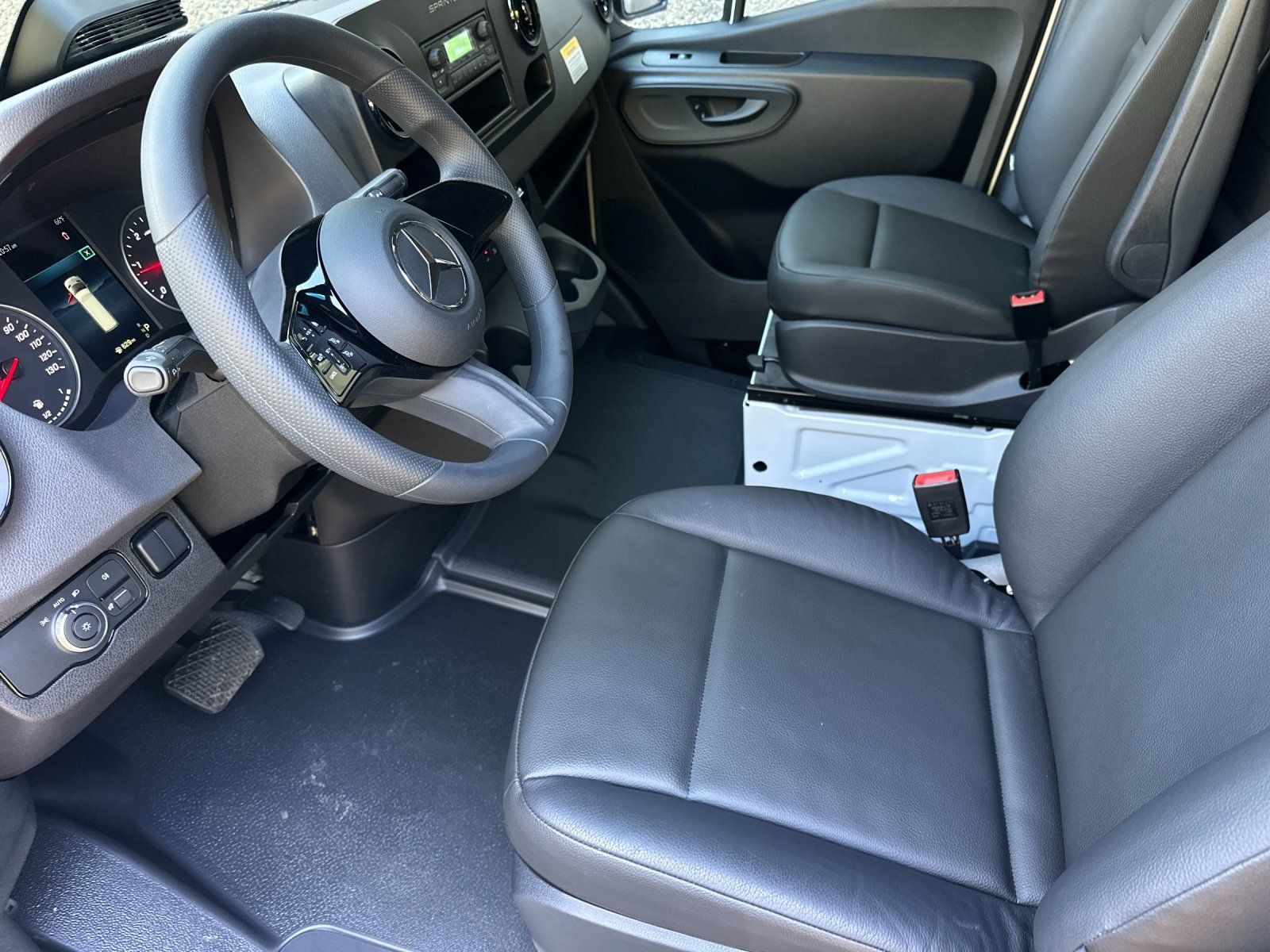 Used 2025 Mercedes-Benz Sprinter 2500 image 10