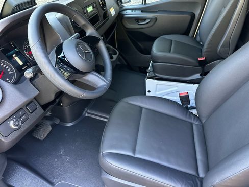 Used 2025 Mercedes-Benz Sprinter 2500 image 10