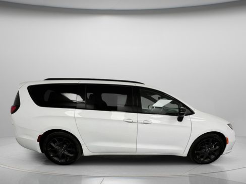 Used 2025 Chrysler Pacifica Limited FWD image 9