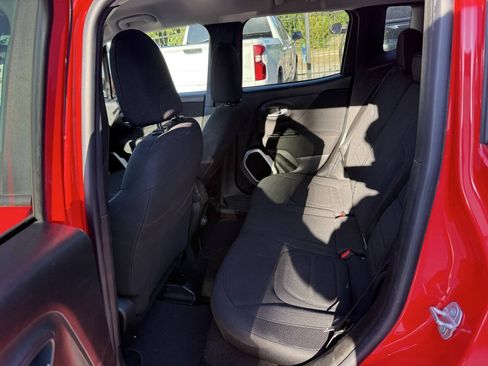 Used 2018 Jeep Renegade Latitude AWD/4WD image 13
