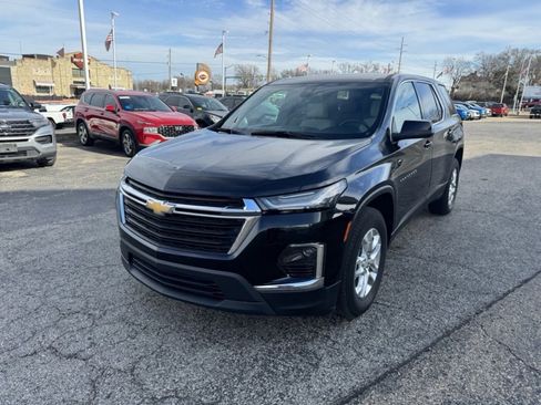 Used 2023 Chevrolet Traverse LS image 3