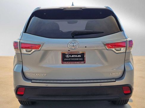 Used 2015 Toyota Highlander Limited w/ Driver Technology Package FWD image 4