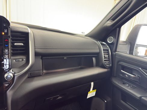 New 2025 RAM 2500 Laramie AWD/4WD image 32