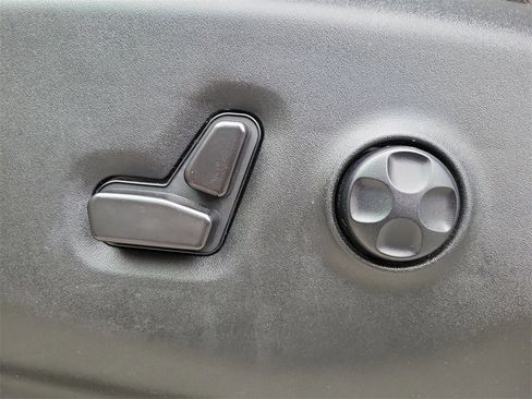 Used 2024 Chrysler Voyager LX image 18