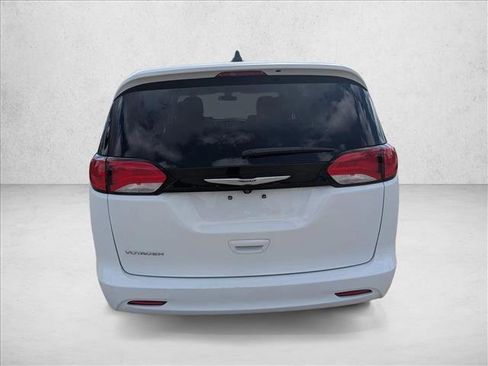 Certified 2022 Chrysler Voyager LX FWD image 6