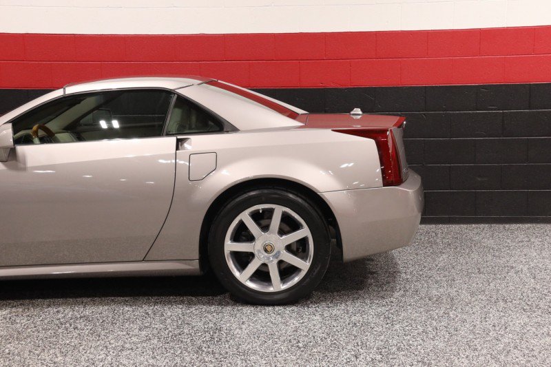 Used 2005 Cadillac XLR RWD image 23
