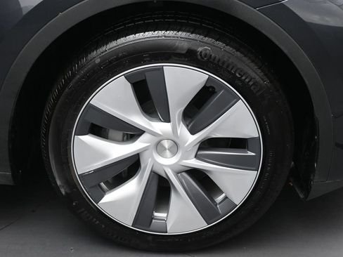 Used 2024 Tesla Model Y Long Range AWD/4WD image 29