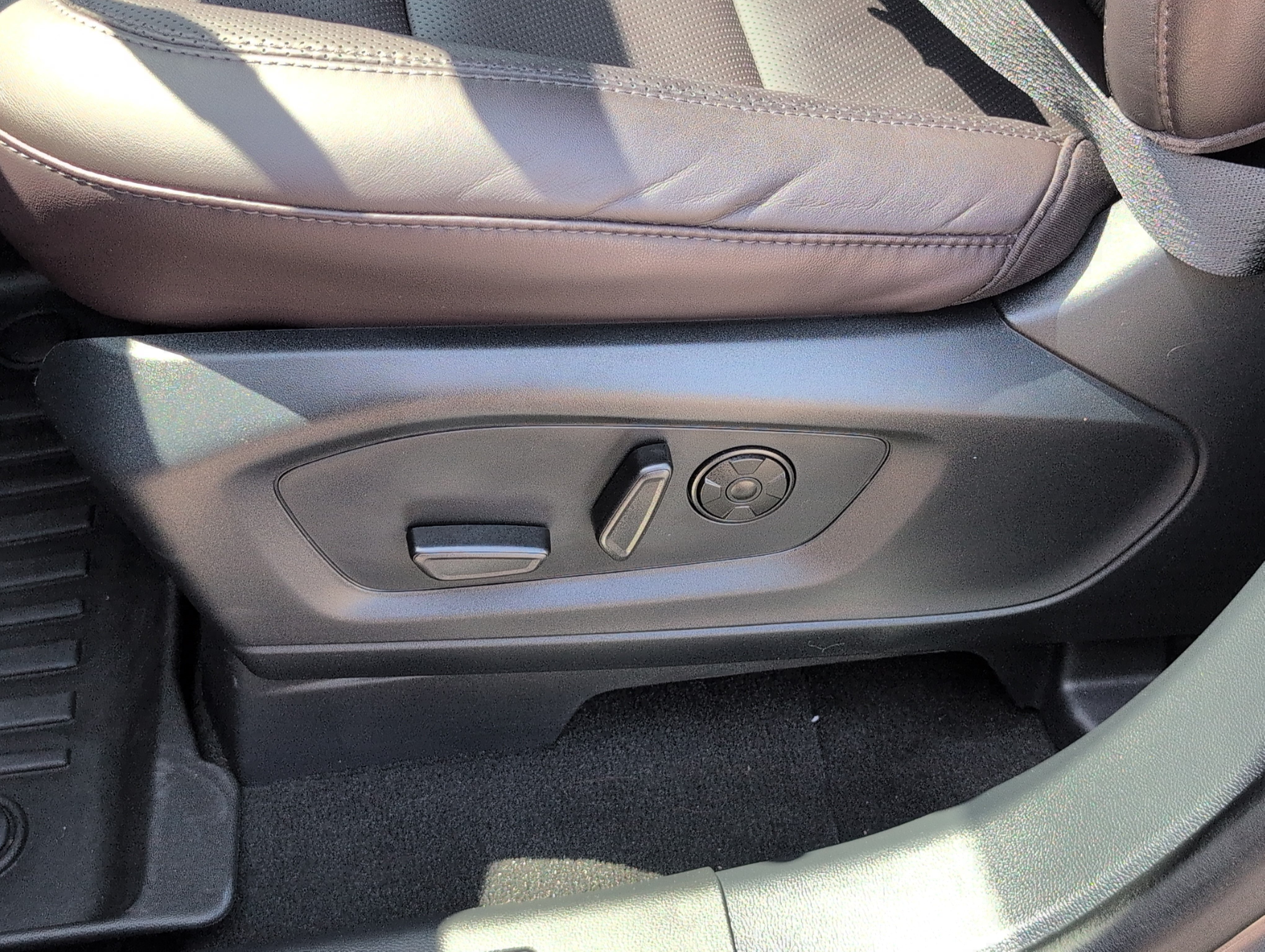 Used 2025 Ford Explorer Platinum w/ Ultimate Package RWD image 14
