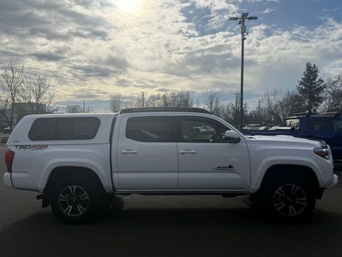 Used 2018 Toyota Tacoma TRD Sport image 6