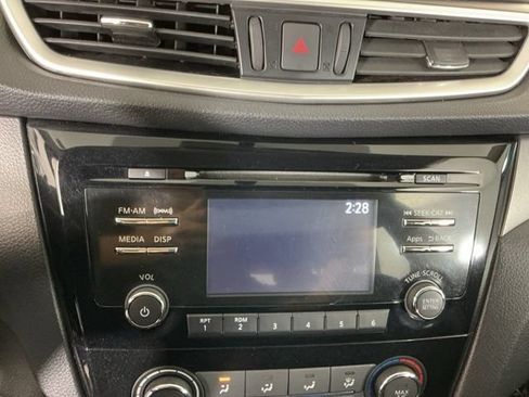 Used 2015 Nissan Rogue S FWD image 16