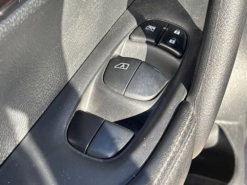 Used 2019 Nissan Rogue SV image 33