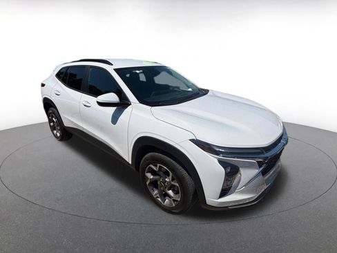 Used 2025 Chevrolet Trax LT image 2