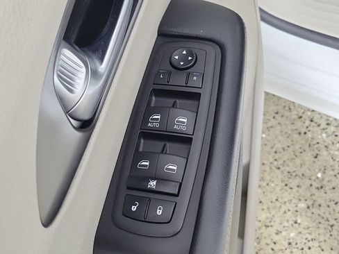 Used 2023 Chrysler Pacifica Touring-L FWD image 22