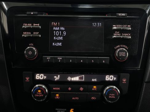 Used 2017 Nissan Rogue SV AWD/4WD image 22