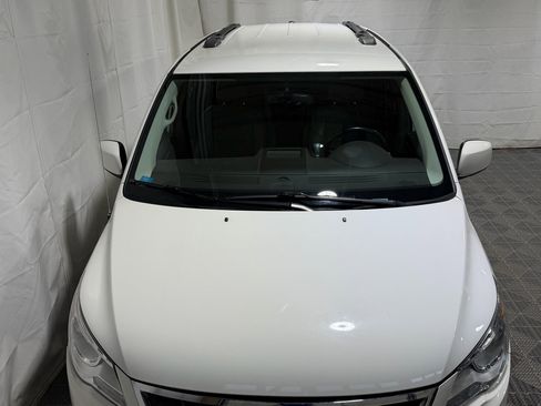 Used 2012 Volkswagen Routan SE image 3