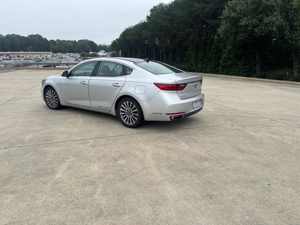 Used 2017 Kia Cadenza Premium w/ Luxury Package FWD image 4