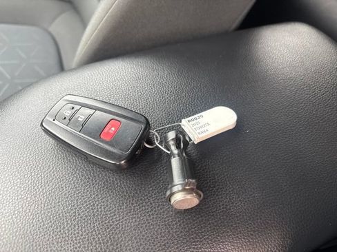 Used 2025 Toyota RAV4 XLE AWD/4WD image 31