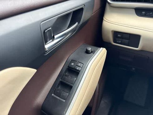 Used 2021 Toyota Highlander XLE FWD image 23