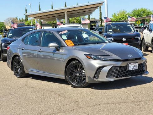 Used 2025 Toyota Camry SE w/ Convenience Package FWD image 2