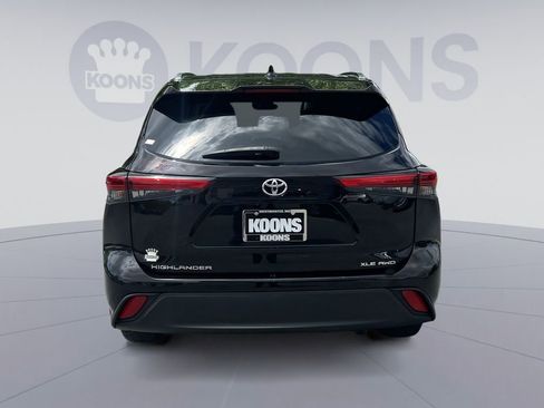 Used 2021 Toyota Highlander XLE AWD/4WD image 5