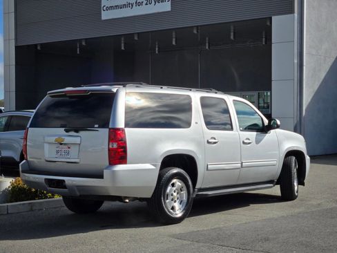 Used 2014 Chevrolet Suburban LT image 4