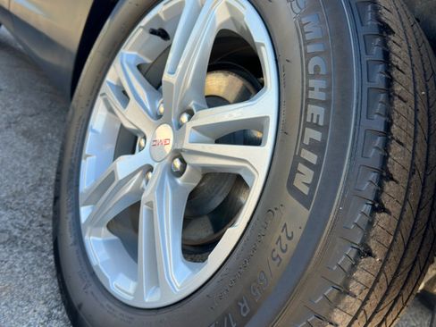 Used 2023 GMC Terrain SLE w/ Driver Convenience Package image 8