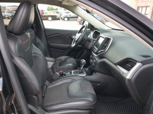 Used 2017 Jeep Cherokee Trailhawk w/ Comfort & Convenience Group AWD/4WD image 30