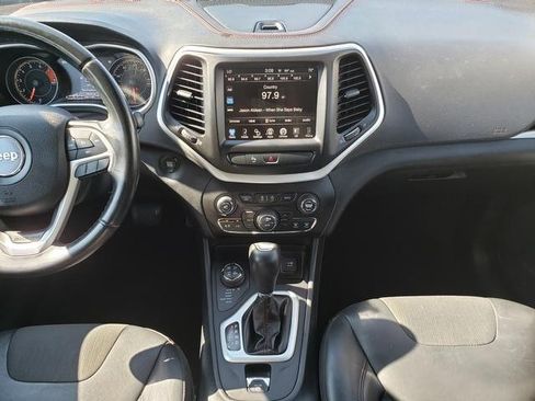 Used 2018 Jeep Cherokee Trailhawk image 18