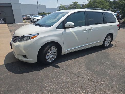 Used 2017 Toyota Sienna Limited Premium FWD image 1