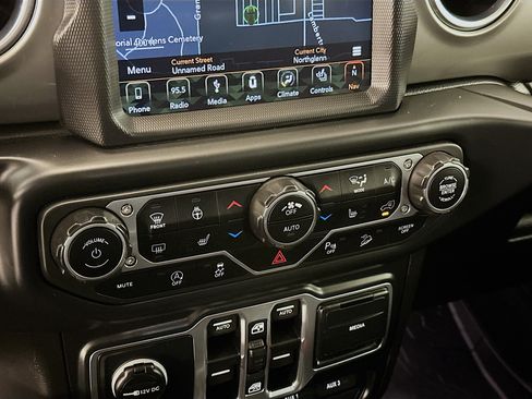 Used 2018 Jeep Wrangler Unlimited Sahara image 24