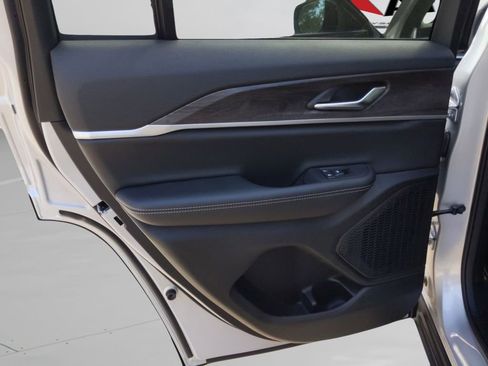 New 2025 Jeep Grand Cherokee Limited RWD image 17