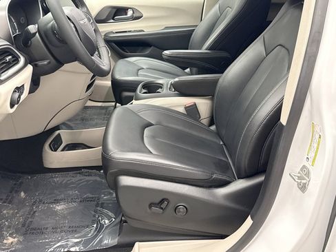 Used 2024 Chrysler Pacifica Limited FWD image 11