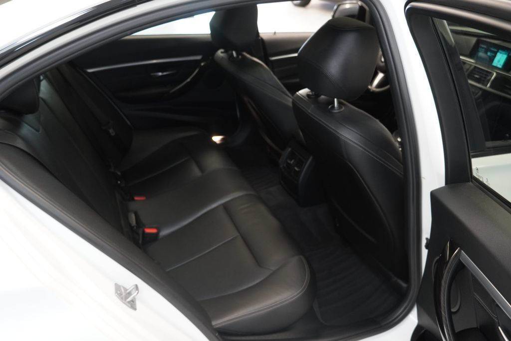 Used 2017 BMW 340i xDrive Sedan AWD/4WD image 19