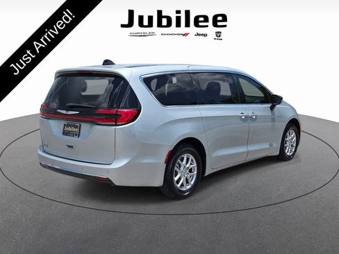 Used 2024 Chrysler Pacifica Touring-L FWD image 5