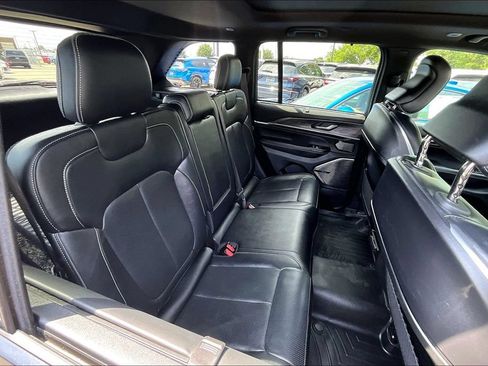 Used 2022 Jeep Grand Cherokee Overland w/ Luxury Tech Group IV AWD/4WD image 34