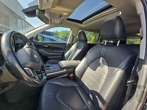Used 2021 Toyota Highlander XLE AWD/4WD image 13