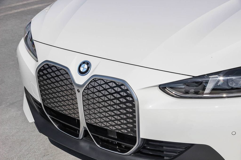 Used 2025 BMW i4 eDrive40 w/ Parking Assistance Package RWD image 9