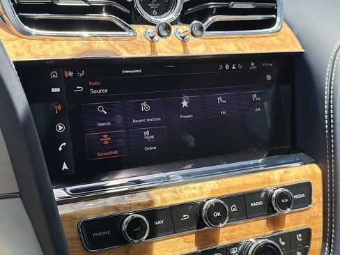 Used 2023 Bentley Bentayga Plug-In Hybrid AWD/4WD image 15