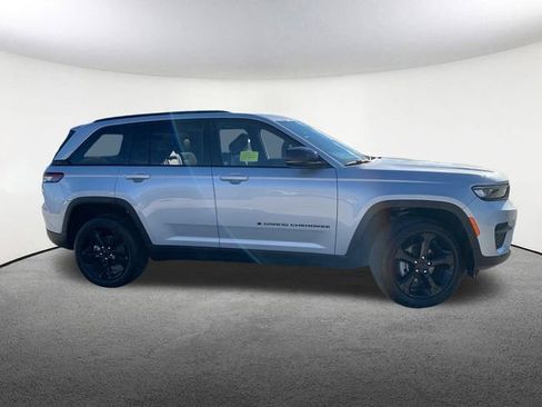 Used 2024 Jeep Grand Cherokee Altitude image 14