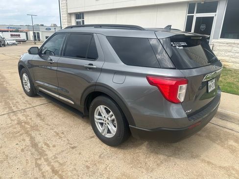 Used 2024 Ford Explorer XLT image 5