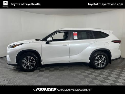 Used 2026 Toyota Highlander XLE AWD/4WD image 2