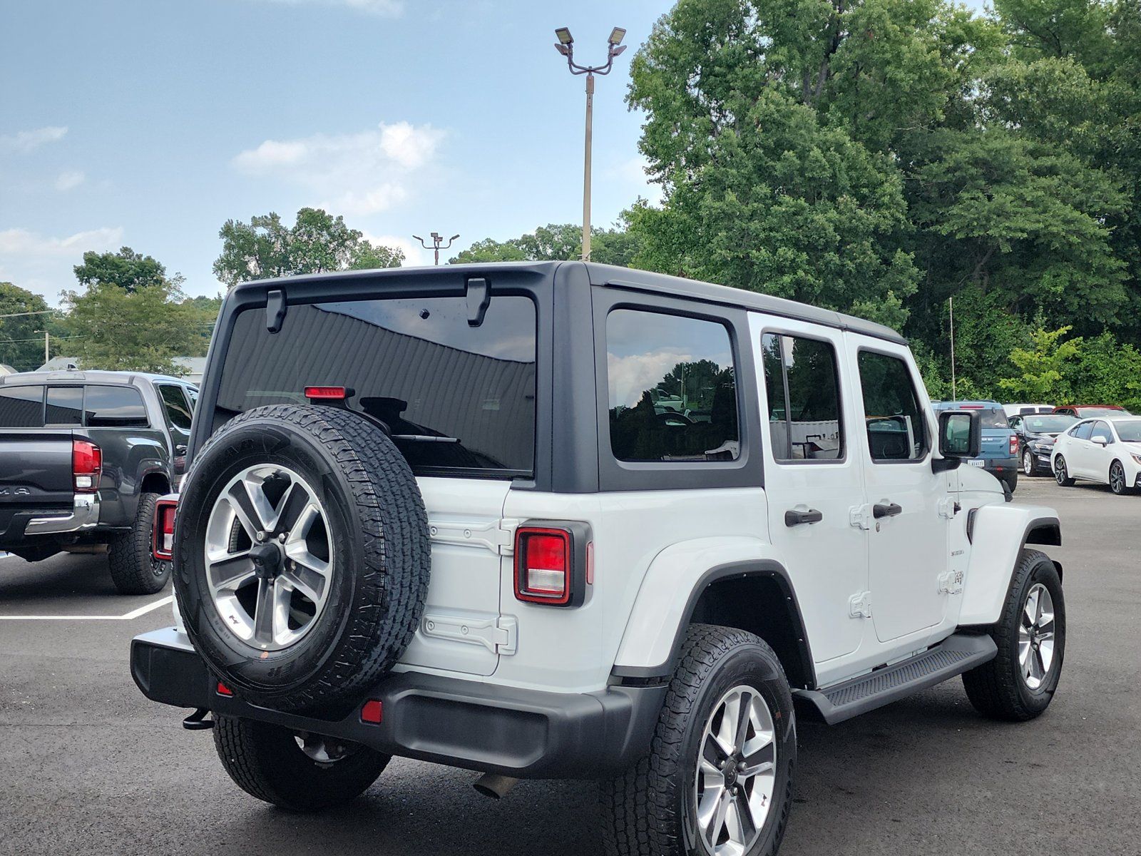 Used 2022 Jeep Wrangler Unlimited Sahara w/ Cold Weather Group AWD/4WD image 5